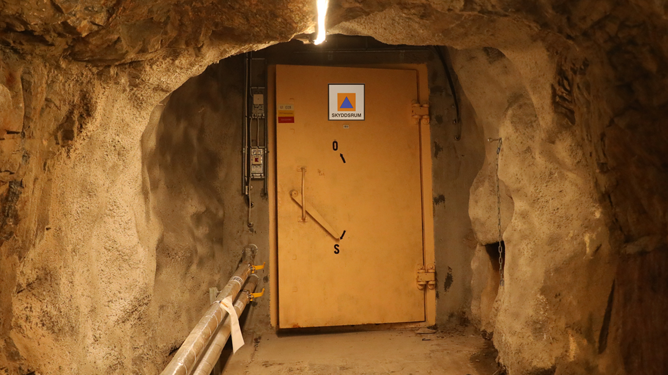 Entrédörr till skyddsrum i berg